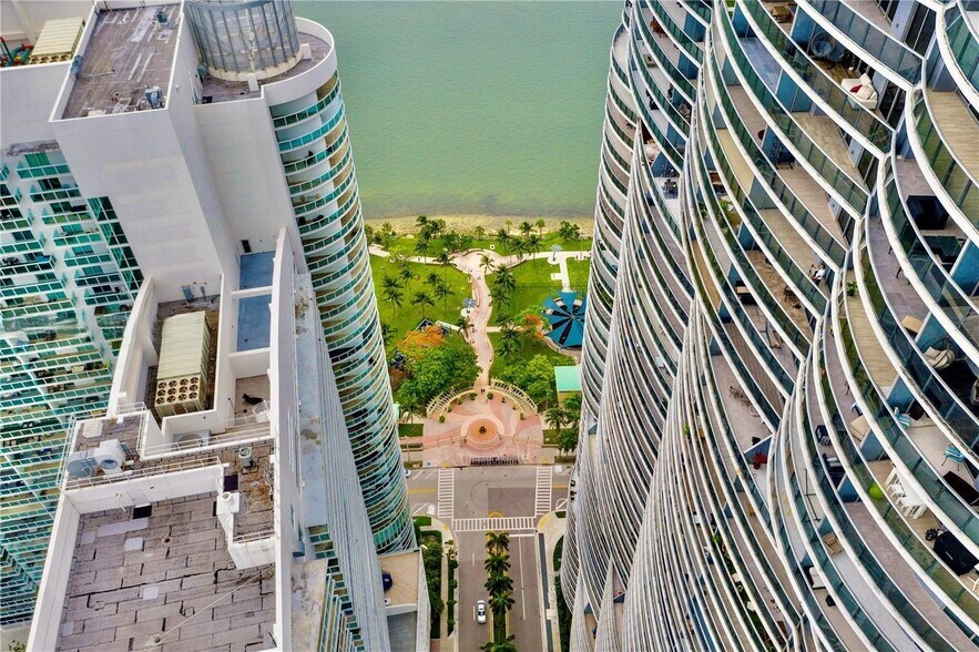Building Photo - 1900 N Bayshore Dr