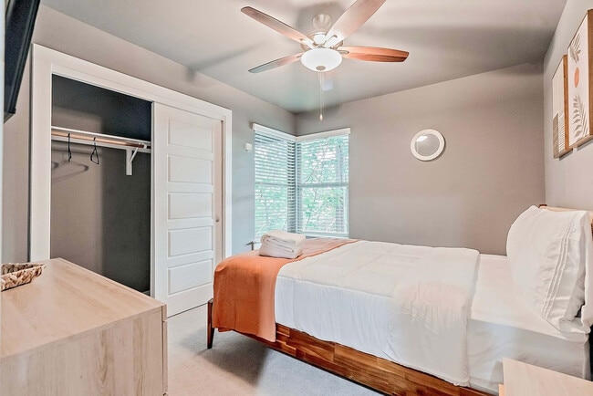 Building Photo - 2002 Rosewood Ave