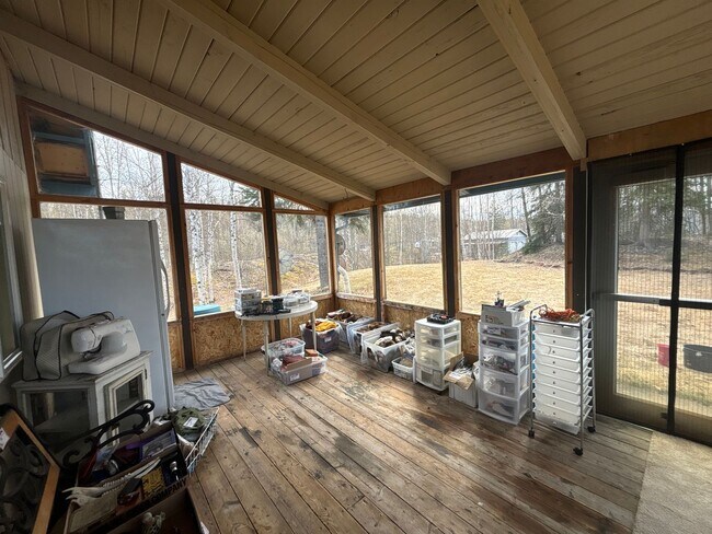 Building Photo - Huge green house / large garage / Pet frie...