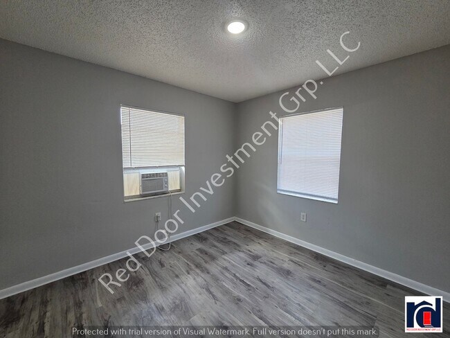 Building Photo - Large 2/1- Minutes from Downtown Leesburg/...