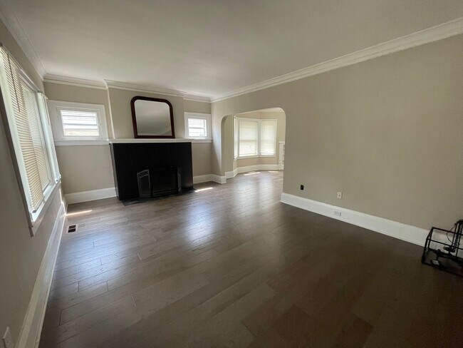 Building Photo - Immediate Move In or Nov 1st Beautiful 3 B...