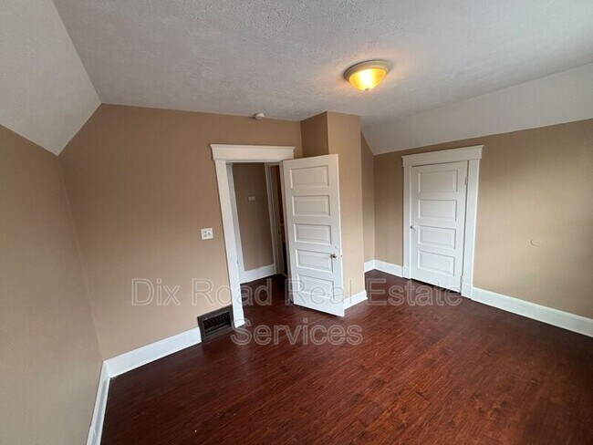 Building Photo - 209 N Grimes St