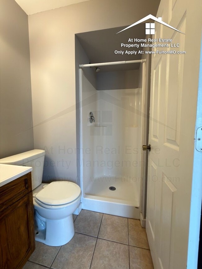 Building Photo - 302 W 6th St