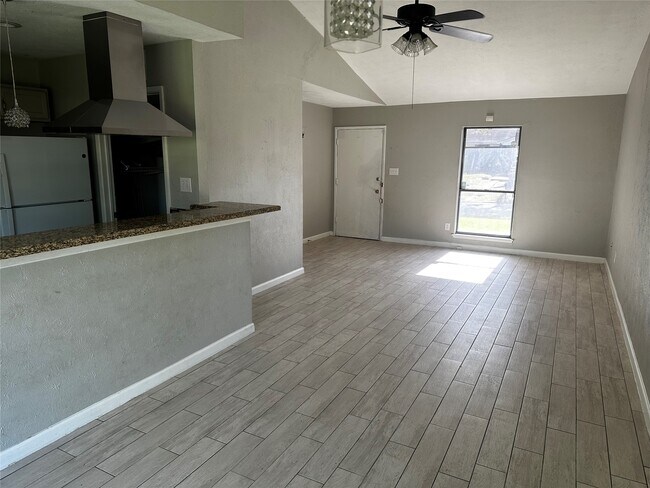 Building Photo - 635 Jeff Davis Dr