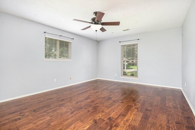 Building Photo - 302 Lochnell Dr