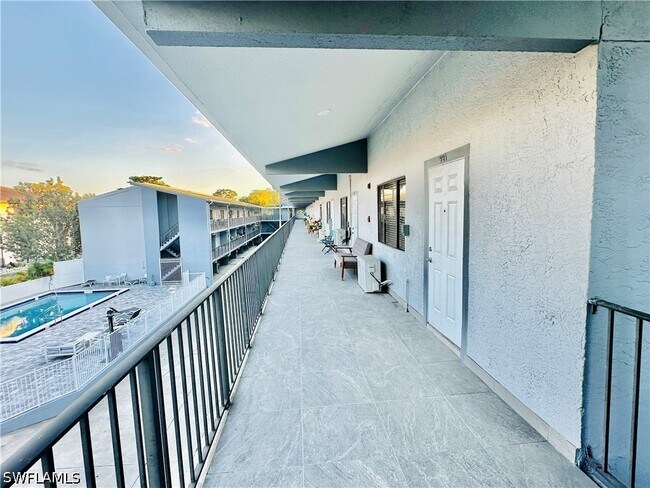 Building Photo - 826 Wiggins Pass Rd