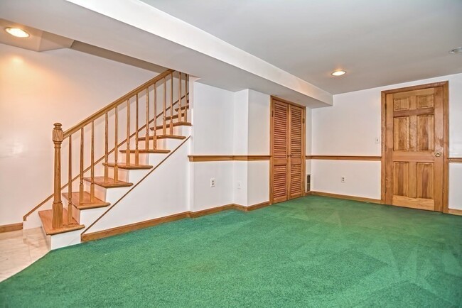 Building Photo - 13 Colonial Dr