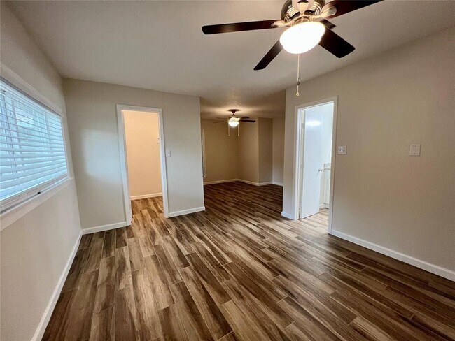 Building Photo - 1705 Westwind Dr