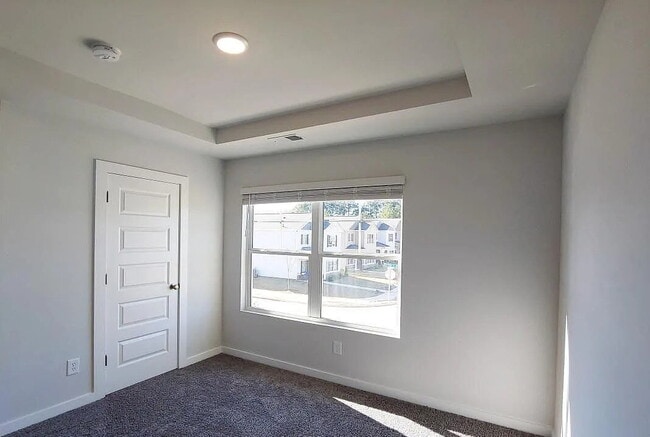 Building Photo - "Charming 3-Bed Haven in Huntsville: Styli...