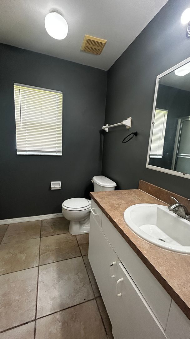 Building Photo - Charming 3-Bedroom Home with Screened Lana...