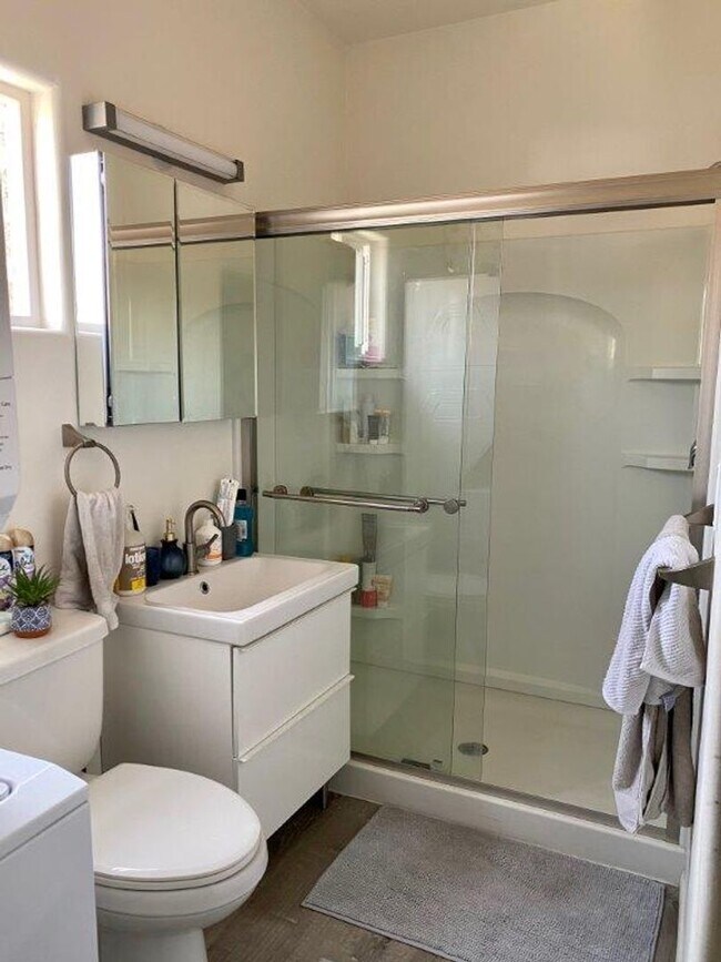 Building Photo - Upstairs 1 bedroom 1 bathroom apartment - ...
