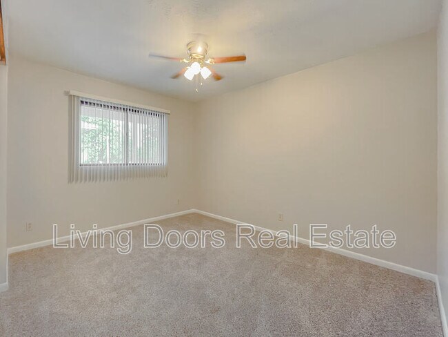 Building Photo - 4711 Gladstone St