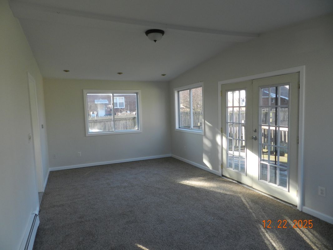 Building Photo - 10 Poplar St