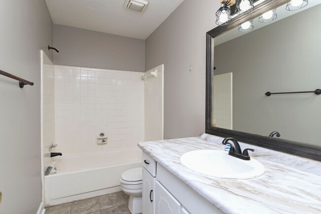Building Photo - Beautifully Renovated 3-Bedroom Home in Co...