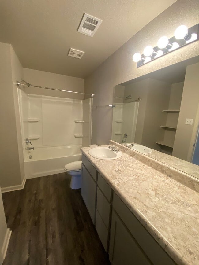 Building Photo - Clean 3bed/2 bath Home!