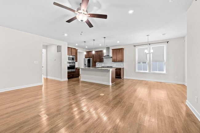 Building Photo - 5 bedroom 3.5 bath home in desired community