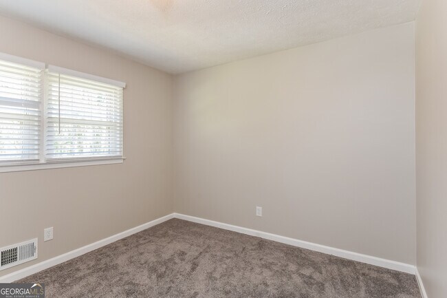 Building Photo - 5613 Woodland Dr