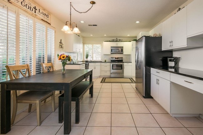 Building Photo - 6809 Medinah Ln NE