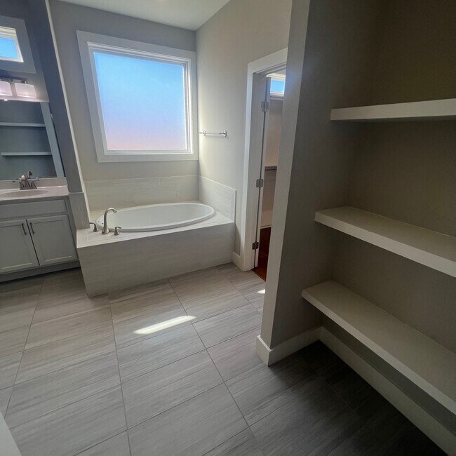 Building Photo - 1622 Prop Dr