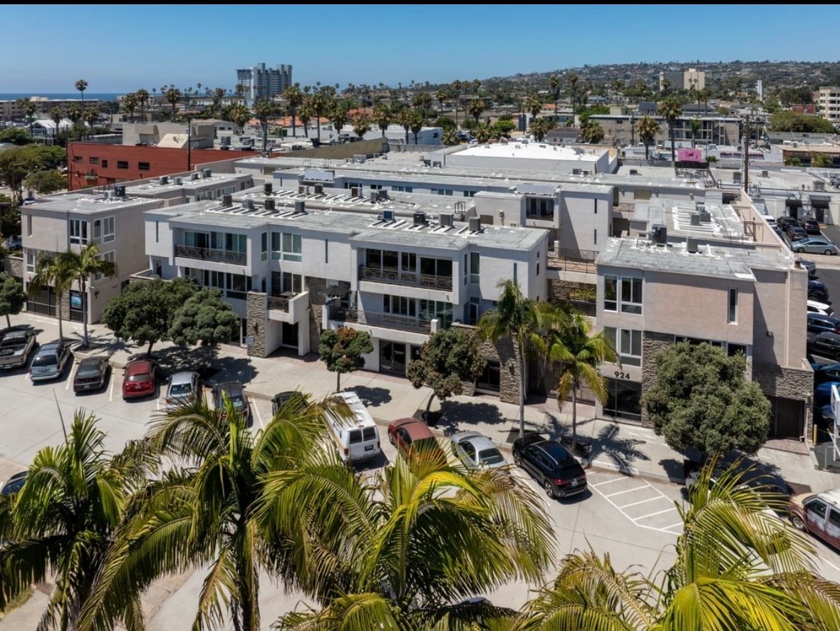 Building Photo - 924 Hornblend St