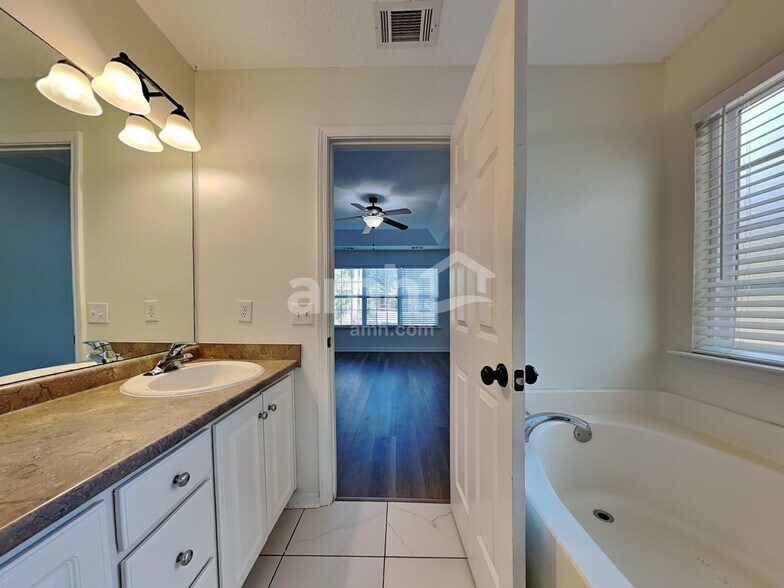 Building Photo - 300 Aspen Arbor