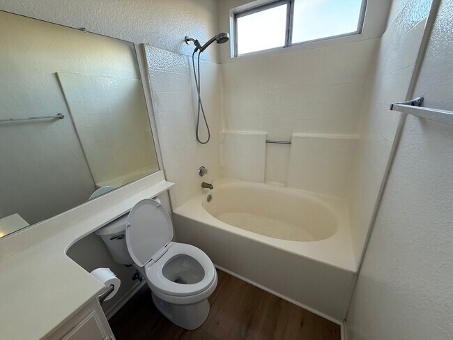 Building Photo - Victorville- Refurbished 2 Bedrooms 2 Bathrooms, New Laminate Floors