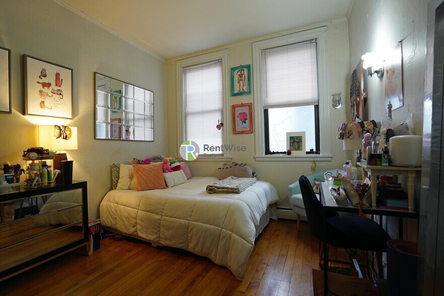 Building Photo - 72 Gardner St