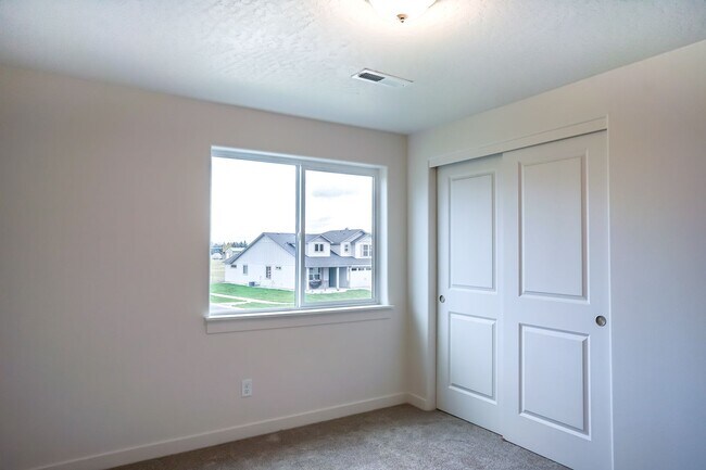 Building Photo - 4 Bedroom, 2.5 Bath New home