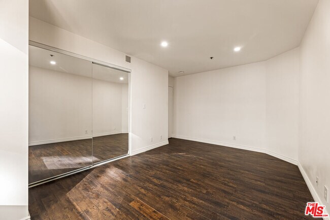 Building Photo - 727 S Ardmore Ave