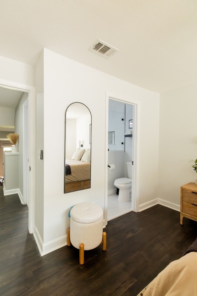 Building Photo - 708 Promenade Pl