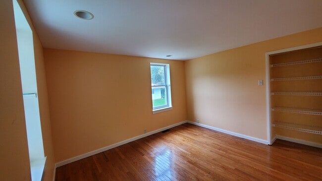 Building Photo - 4 Bedroom House for Rent