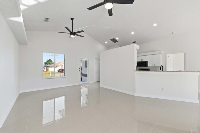 Building Photo - 3031 SE Galt Cir