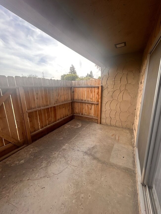 Building Photo - Cute home for rent in Visalia!