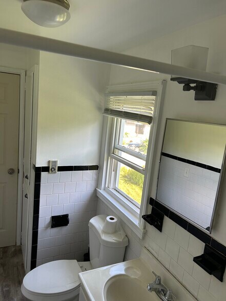 Building Photo - 1136 Atwood Ave
