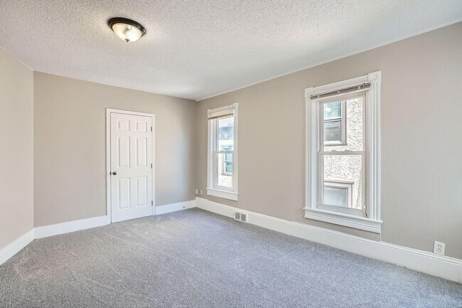 Building Photo - 707 Jenks Ave E