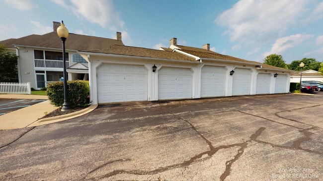 Building Photo - 2795 S Knightsbridge Cir