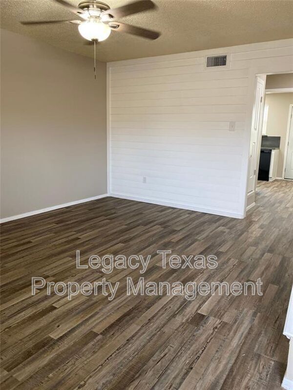Building Photo - 1608 Sun Valley Dr