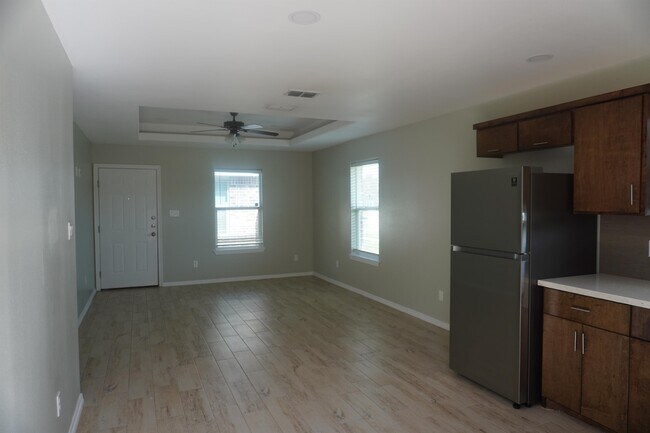 Building Photo - 2802 W Primrose Ave