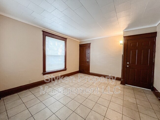 Building Photo - 247 S 5th Ave