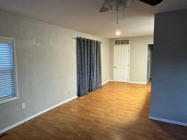 Building Photo - 2 Bedroom, 1 Bath, 1 Car Garage, Appliance...