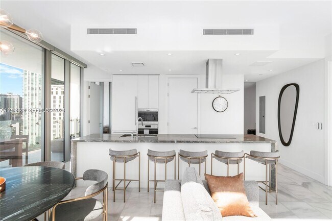 Building Photo - 700 NE 26th Terrace