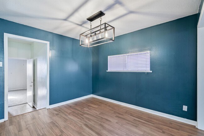 Building Photo - 1301 E 2nd St