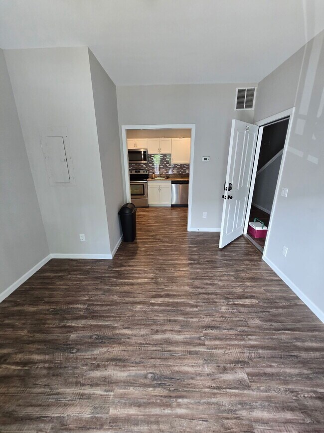 Building Photo - Two Bedroom Apartment in the Heart of the Bluffton Promenade!