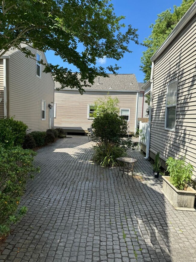 Building Photo - 1734 Burdette St