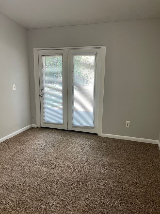 Building Photo - 3 bedroom 2 bath Hermitage duplex