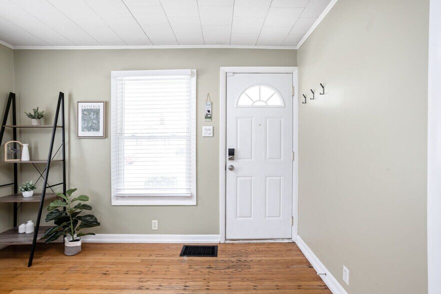 Building Photo - 5144 Primrose Ave