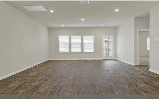 Building Photo - Room in House on Bethpage Dr