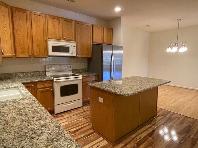 Building Photo - NW Brick Townhome, Granite Counter-Tops, W...