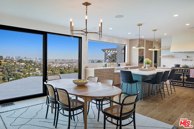 Building Photo - 2720 Hollyridge Dr