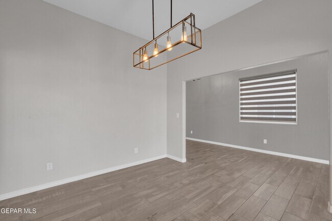 Building Photo - 544 La Entrada Cir